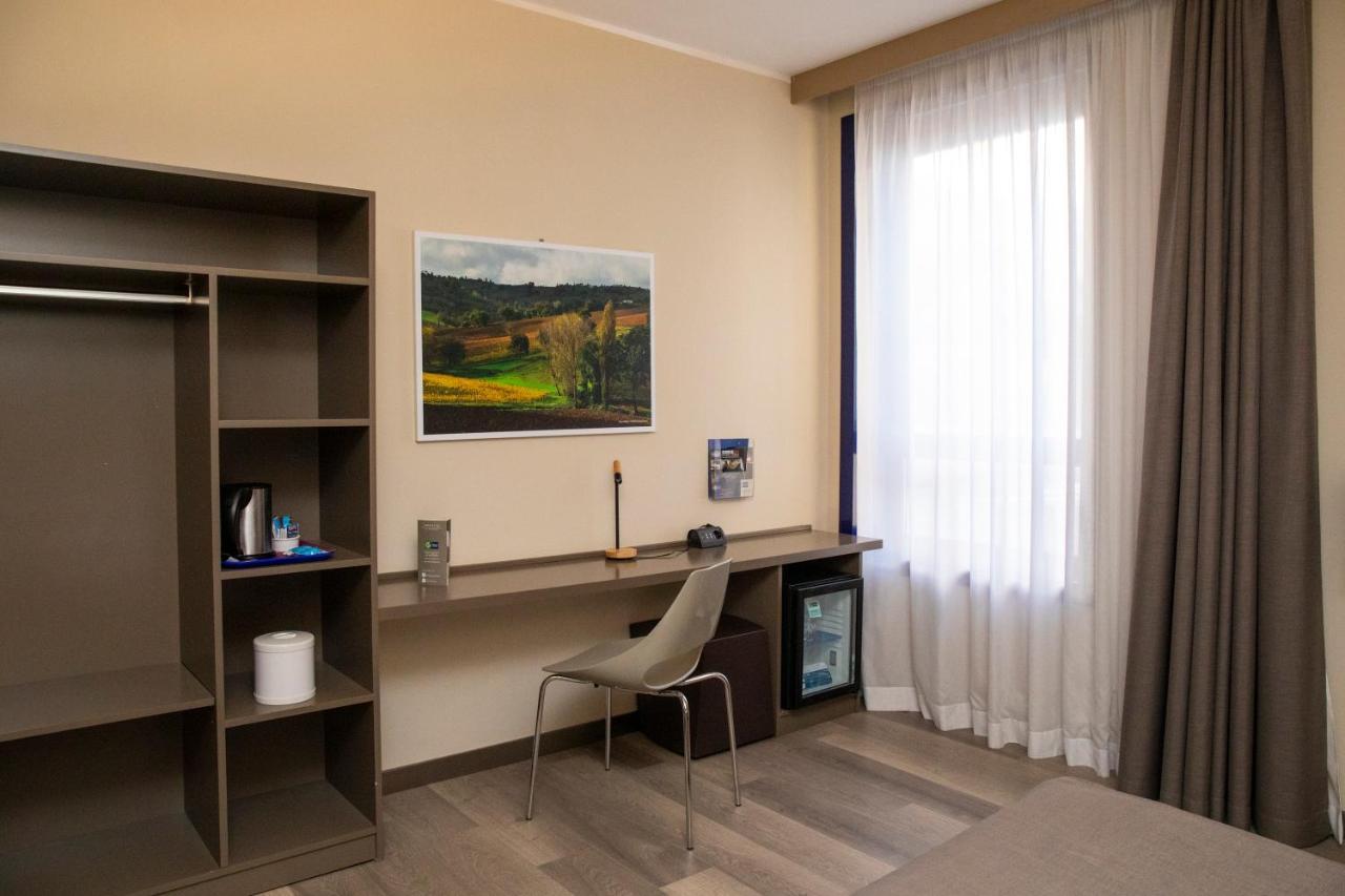 City Hotel & Suites Foligno Exterior foto