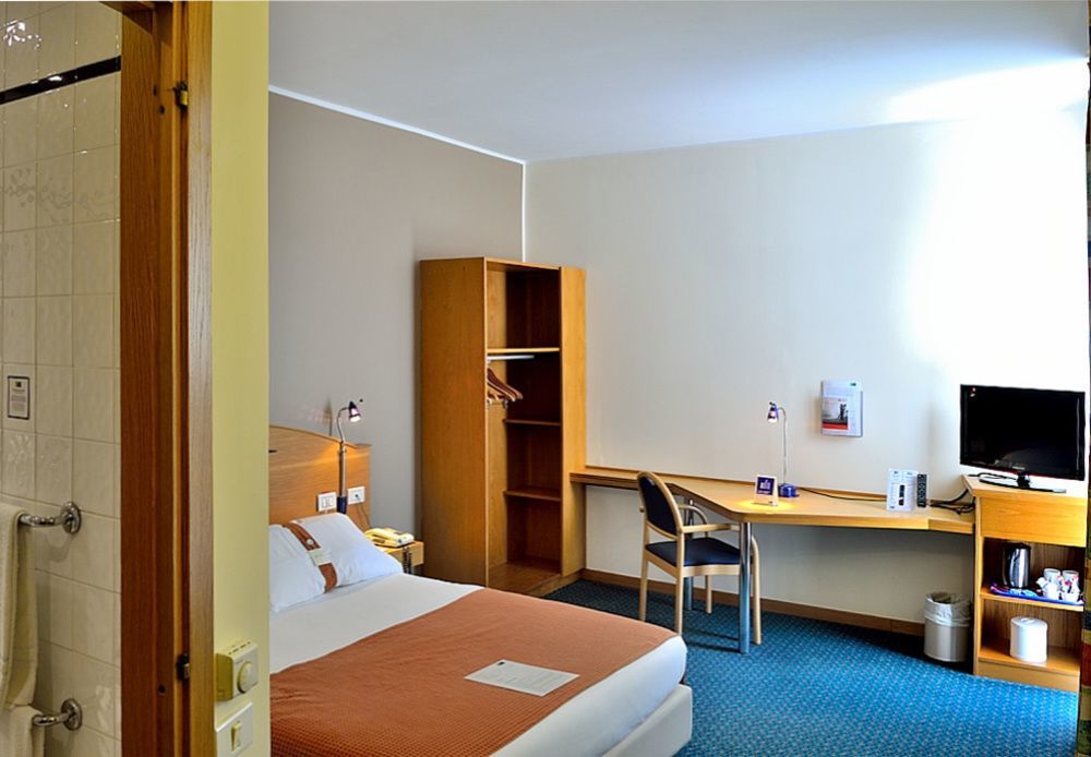 City Hotel & Suites Foligno Exterior foto